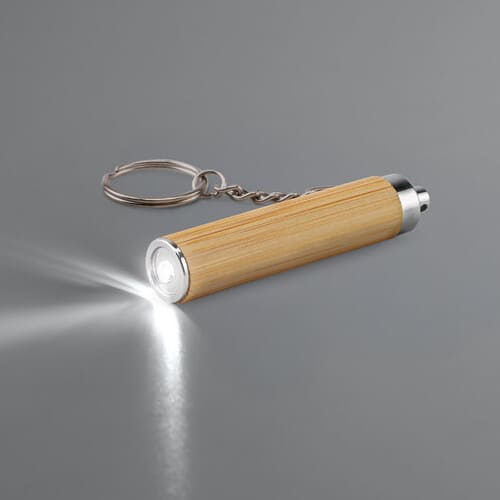 Chaveiro em bambu e ABS com lanterna LED